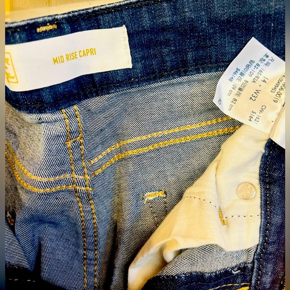 Levi Strauss Signature Gold Women's mid rise capris, size 14 - Picture 2 of 6